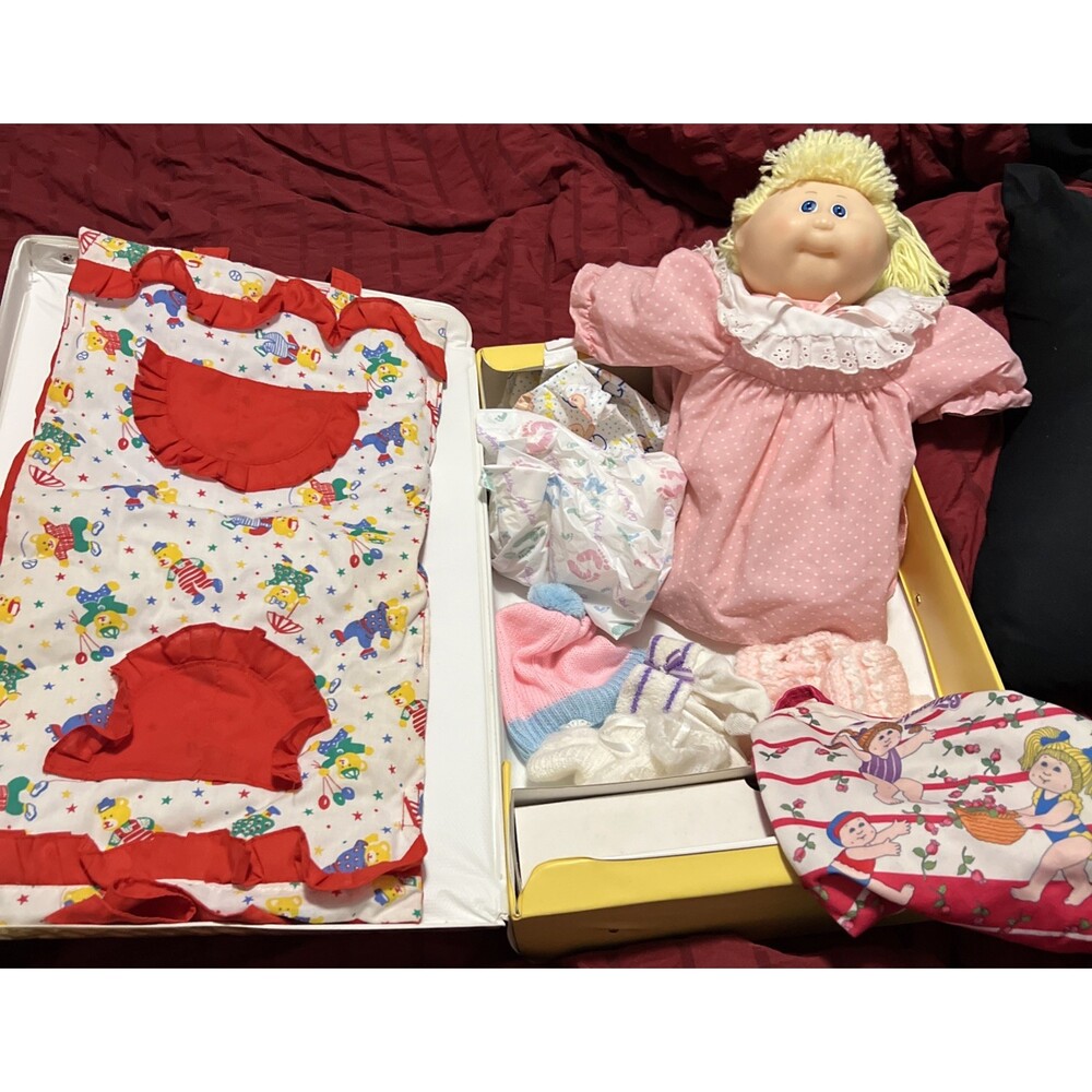 Baby Doll Outfit & Accessory Case #11300 With Doll and Outfits Cabbage Patch Kid - Picture 2 of 15